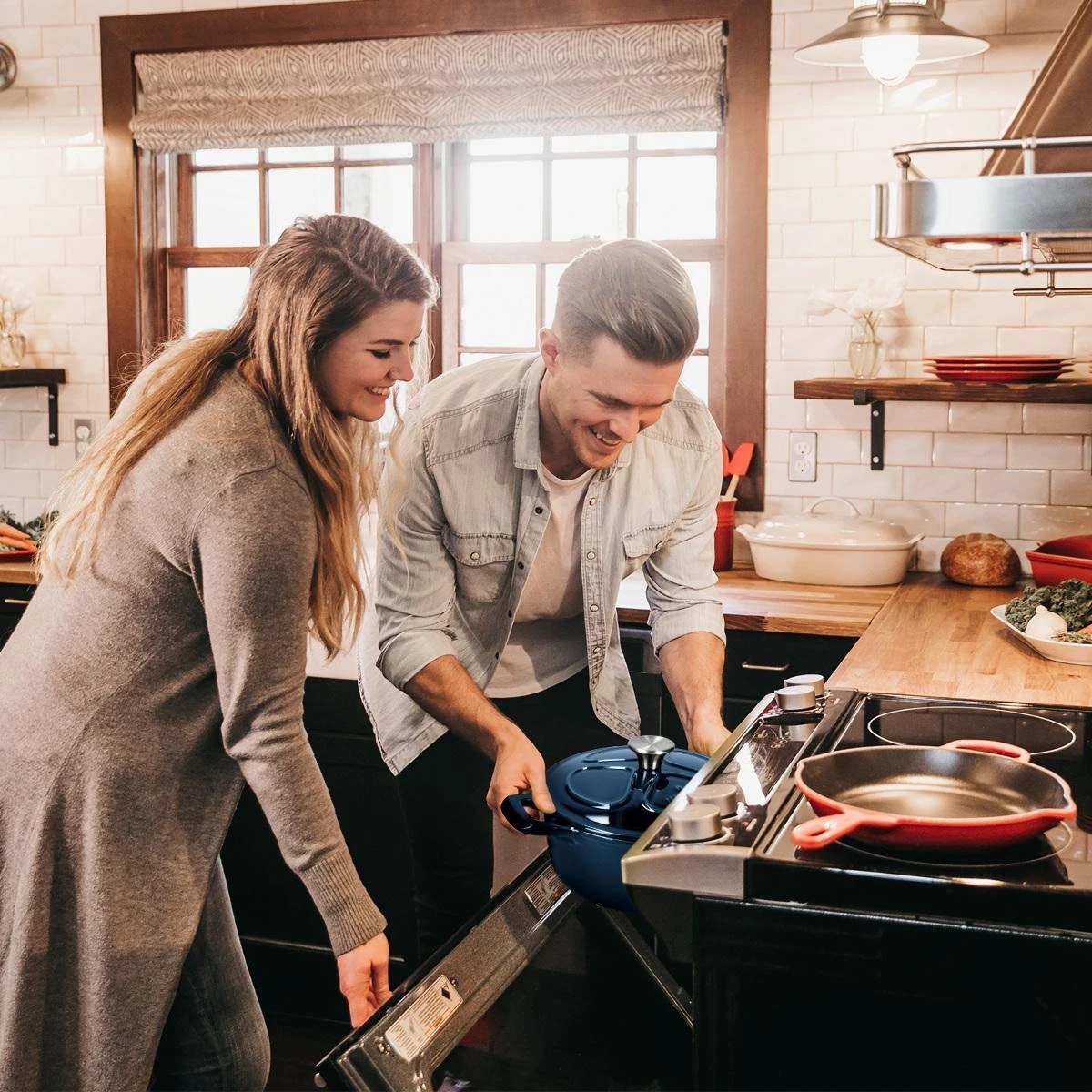 Cocotte En Fonte Navaris Avec Couvercle - Navaris émaillée - Convient à La Cuisson Induction, Gaz Et Céramique - Bleu Foncé 4 Cocotte En Fonte Navaris Avec Couvercle - Navaris émaillée - Convient à La Cuisson Induction, Gaz Et Céramique - Bleu Foncé – Image 4