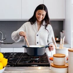 Cocotte En Fonte Navaris Avec Couvercle - Navaris émaillée - Convient à La Cuisson Induction, Gaz Et Céramique - Bleu Foncé 21 Cocotte En Fonte Navaris Avec Couvercle - Navaris émaillée - Convient à La Cuisson Induction, Gaz Et Céramique - Bleu Foncé -Cuisine Fournitures Magasin 1200x1200 561