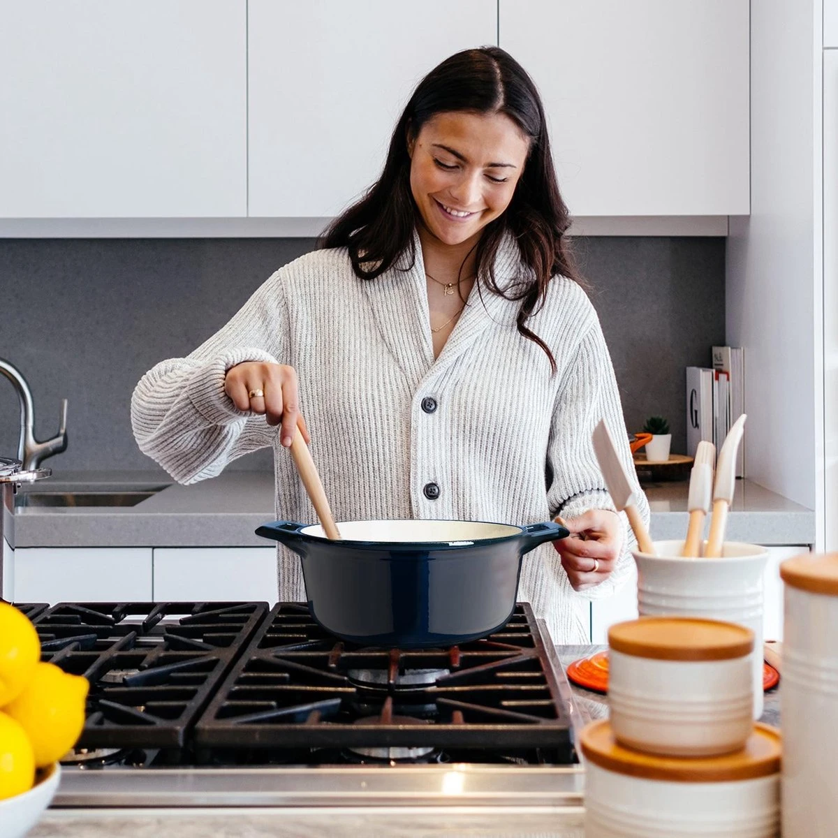 Cocotte En Fonte Navaris Avec Couvercle - Navaris émaillée - Convient à La Cuisson Induction, Gaz Et Céramique - Bleu Foncé 7 Cocotte En Fonte Navaris Avec Couvercle - Navaris émaillée - Convient à La Cuisson Induction, Gaz Et Céramique - Bleu Foncé – Image 7
