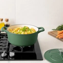 Cocotte En Fonte Navaris Avec Couvercle - Faitout - Poêle émaillée - Convient Pour La Cuisson à Induction, Gaz Et Vitrocéramique - Vert Mat 13 Cocotte En Fonte Navaris Avec Couvercle - Faitout - Poêle émaillée - Convient Pour La Cuisson à Induction, Gaz Et Vitrocéramique - Vert Mat -Cuisine Fournitures Magasin 1200x1200 562