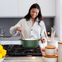 Cocotte En Fonte Navaris Avec Couvercle - Faitout - Poêle émaillée - Convient Pour La Cuisson à Induction, Gaz Et Vitrocéramique - Vert Mat 17 Cocotte En Fonte Navaris Avec Couvercle - Faitout - Poêle émaillée - Convient Pour La Cuisson à Induction, Gaz Et Vitrocéramique - Vert Mat -Cuisine Fournitures Magasin 1200x1200 563