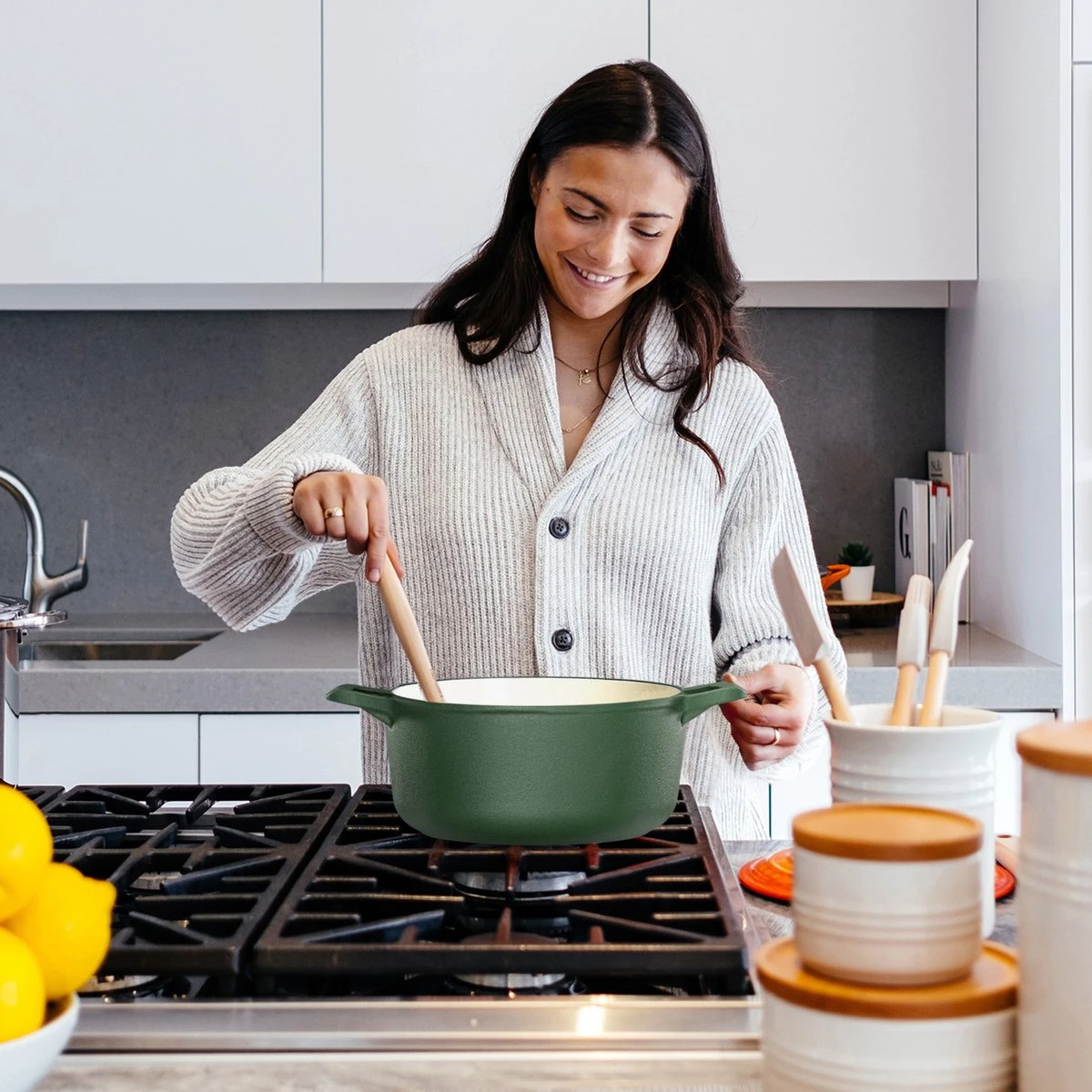 Cocotte En Fonte Navaris Avec Couvercle - Faitout - Poêle émaillée - Convient Pour La Cuisson à Induction, Gaz Et Vitrocéramique - Vert Mat 9 Cocotte En Fonte Navaris Avec Couvercle - Faitout - Poêle émaillée - Convient Pour La Cuisson à Induction, Gaz Et Vitrocéramique - Vert Mat – Image 9