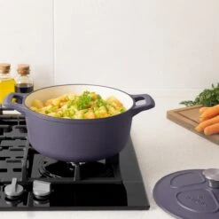 Cocotte En Fonte Navaris Avec Couvercle - Faitout - Poêle émaillée - Convient Pour La Cuisson à Induction, Gaz Et Vitrocéramique - Violet Mat 11 Cocotte En Fonte Navaris Avec Couvercle - Faitout - Poêle émaillée - Convient Pour La Cuisson à Induction, Gaz Et Vitrocéramique - Violet Mat -Cuisine Fournitures Magasin 1200x1200 565