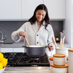 Cocotte En Fonte Navaris Avec Couvercle - Faitout - Poêle émaillée - Convient Pour La Cuisson à Induction, Gaz Et Vitrocéramique - Violet Mat 13 Cocotte En Fonte Navaris Avec Couvercle - Faitout - Poêle émaillée - Convient Pour La Cuisson à Induction, Gaz Et Vitrocéramique - Violet Mat -Cuisine Fournitures Magasin 1200x1200 566