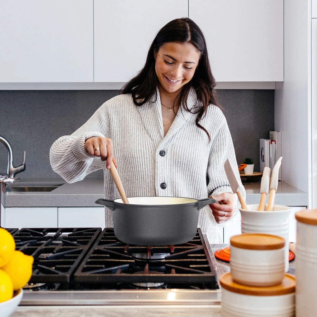 Cocotte En Fonte Navaris Avec Couvercle - Faitout - Poêle émaillée - Convient Pour La Cuisson à Induction, Gaz Et Vitrocéramique - Noir Mat 4 Cocotte En Fonte Navaris Avec Couvercle - Faitout - Poêle émaillée - Convient Pour La Cuisson à Induction, Gaz Et Vitrocéramique - Noir Mat – Image 4