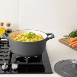 Cocotte En Fonte Navaris Avec Couvercle - Faitout - Poêle émaillée - Convient Pour La Cuisson à Induction, Gaz Et Vitrocéramique - Noir Mat 13 Cocotte En Fonte Navaris Avec Couvercle - Faitout - Poêle émaillée - Convient Pour La Cuisson à Induction, Gaz Et Vitrocéramique - Noir Mat -Cuisine Fournitures Magasin 1200x1200 568