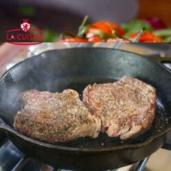 Poêle En Fonte De 12 Pouces Avec Revêtement En émail Noir Mat - Supports En Silicone Résistant à La Chaleur Inclus. Idéal Pour Une Utilisation Intérieure Et Extérieure, Passe Au Four. -Cuisine Fournitures Magasin 1200x1200 648