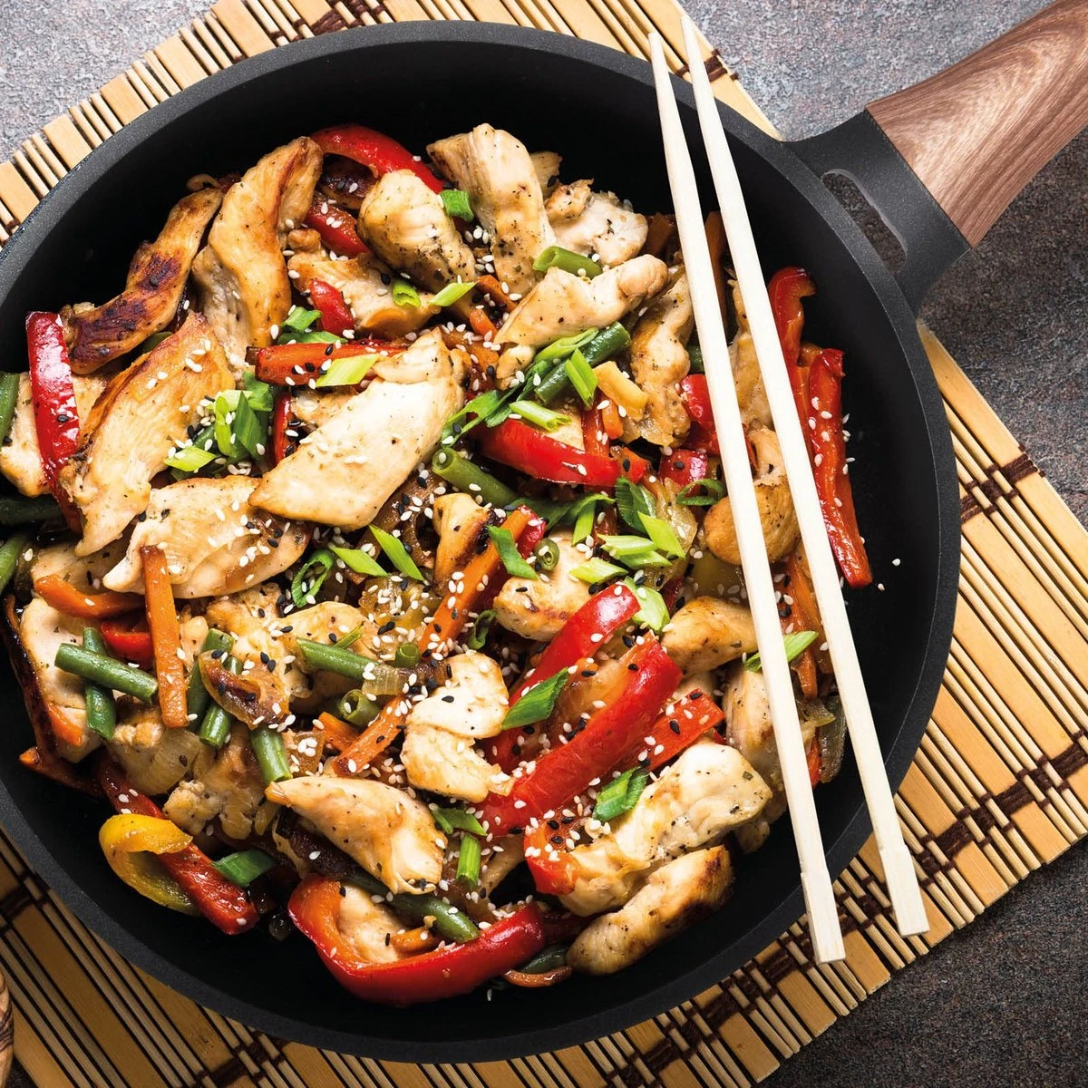 Rosmarino Black Line - Poêle Wok - Ø30cm - 100% Sans PFAS & PFOA - Fonte D'aluminium - Revêtement Minéral Antiadhésif - Poignée Ergonomique - Convient à Tous Feux & Lave-vaisselle 4 Rosmarino Black Line - Poêle Wok - Ø30cm - 100% Sans PFAS & PFOA - Fonte D'aluminium - Revêtement Minéral Antiadhésif - Poignée Ergonomique - Convient à Tous Feux & Lave-vaisselle – Image 4