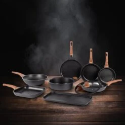 Rosmarino Black Line - Poêle Wok - Ø30cm - 100% Sans PFAS & PFOA - Fonte D'aluminium - Revêtement Minéral Antiadhésif - Poignée Ergonomique - Convient à Tous Feux & Lave-vaisselle 22 Rosmarino Black Line - Poêle Wok - Ø30cm - 100% Sans PFAS & PFOA - Fonte D'aluminium - Revêtement Minéral Antiadhésif - Poignée Ergonomique - Convient à Tous Feux & Lave-vaisselle -Cuisine Fournitures Magasin 1200x1200 691