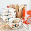 Grille De Coq Rétro Emalia Ensemble De Casseroles Vintage émaillées 8 Pièces 2,2L, 3,0L, 4,2L, 5,3L Crème / Rouge - Convient à Toutes Les Sources De Chaleur - Émail - Modèle Rétro