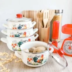 Grille De Coq Rétro Emalia Ensemble De Casseroles Vintage émaillées 8 Pièces 2,2L, 3,0L, 4,2L, 5,3L Crème / Rouge - Convient à Toutes Les Sources De Chaleur - Émail - Modèle Rétro