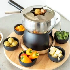 Mäser 931229 Service à Fondue 23 Pièces, Caquelon à Fondue En Acier Inoxydable Avec Protection Anti-éclaboussures, Rechaud, Paille Rotative En Bois, Fourchettes à Fondue, Bols, Gris / Noir -Cuisine Fournitures Magasin 1200x1200 730