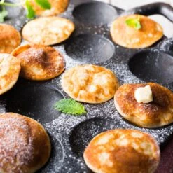 Poffertjespan - Inc. Flacon Doseur Gratuit, Brosse, Fourchette - Convient à Toutes Les Cuisinières - Poffertjes Maker - Poffertjespan Induction - Poffertjespan Electric - Sinterklaas - Noël - Cadeau De Noël -Cuisine Fournitures Magasin 1200x1200 767