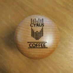 Cyrus Tamper Manche En Hêtre 58 Mm En Acier Inoxydable - Outils Barista - Café Cyrus - Pilon -Cuisine Fournitures Magasin 1200x1200 778