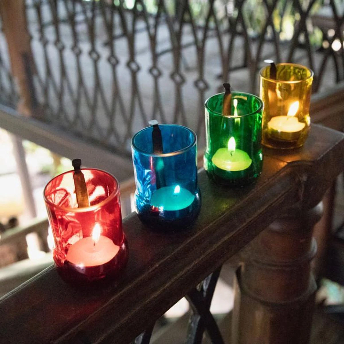 Lot De 4 Photophores Colorés Iwas Avec Bougie Chauffe-plat Recyclés Fabriqués à Partir De Bouteilles De Soda Recyclées 3 Lot De 4 Photophores Colorés Iwas Avec Bougie Chauffe-plat Recyclés Fabriqués à Partir De Bouteilles De Soda Recyclées – Image 3