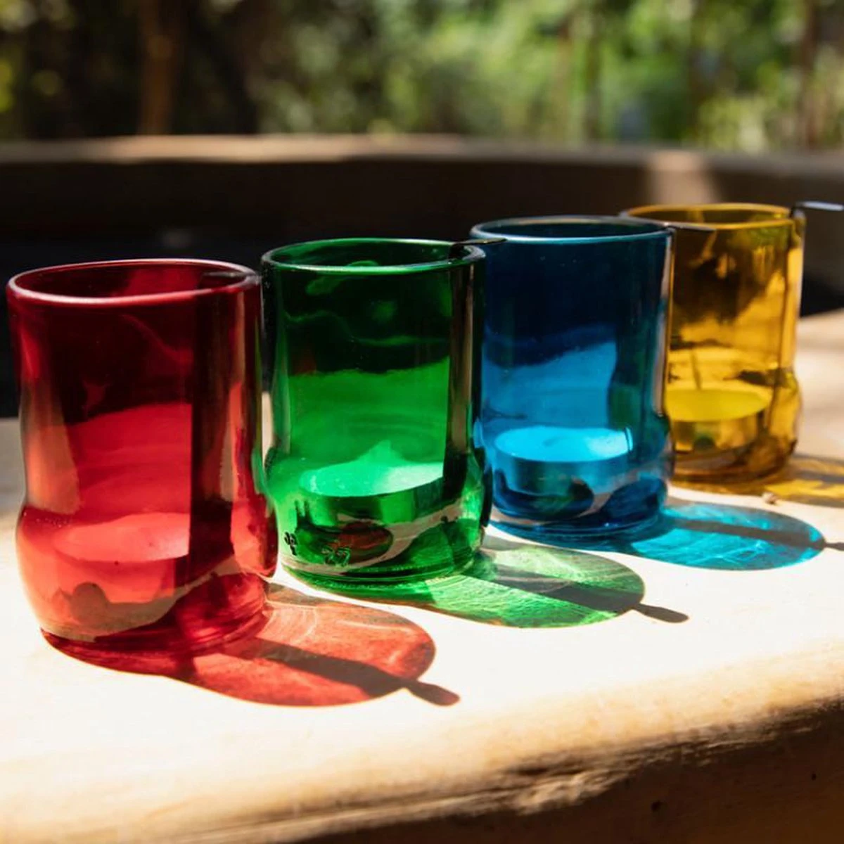 Lot De 4 Photophores Colorés Iwas Avec Bougie Chauffe-plat Recyclés Fabriqués à Partir De Bouteilles De Soda Recyclées 5 Lot De 4 Photophores Colorés Iwas Avec Bougie Chauffe-plat Recyclés Fabriqués à Partir De Bouteilles De Soda Recyclées – Image 5