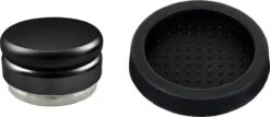 Expresso écarlate | Tamper "Flat" Pour Barista; Pour Une Extraction Parfaite Avec Des Machines Porte-tamis; Pour Tamis D'un Diamètre De 58 Mm; Conception Robuste Avec Un Poids De 490 G. Zwart + Stambordje