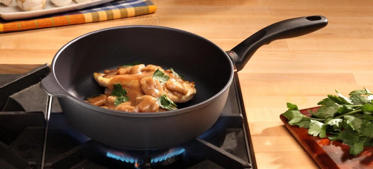 Casserole Swiss Diamond XD Avec Couvercle à Induction - Antiadhésif - Acier Inoxydable / Aluminium - Ø26 Cm - Noir 3 Casserole Swiss Diamond XD Avec Couvercle à Induction - Antiadhésif - Acier Inoxydable / Aluminium - Ø26 Cm - Noir – Image 3