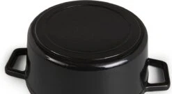 Magnani Cocotte En Fonte - Poêle à Mijoter Ronde - Marmite Émaillée - Avec Couvercle Et Anses - Zwart - Antiadhésif - ⌀ 24 X 10,5 Cm -Cuisine Fournitures Magasin 1200x658 1