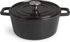 Magnani Cocotte En Fonte - Poêle à Mijoter Ronde - Marmite Émaillée - Avec Couvercle Et Anses - Zwart - Antiadhésif - ⌀ 24 X 10,5 Cm -Cuisine Fournitures Magasin 1200x725