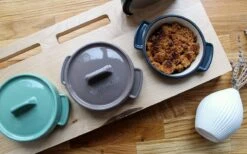 Mahlzeit Mini Cocotte Set Avec Support En Bois 3 X 250 Ml En Fonte Lot De 3 Casseroles De Service Casserole émaillée Petite Cocotte Casserole En Fonte 9 Mahlzeit Mini Cocotte Set Avec Support En Bois 3 X 250 Ml En Fonte Lot De 3 Casseroles De Service Casserole émaillée Petite Cocotte Casserole En Fonte -Cuisine Fournitures Magasin 1200x748 2