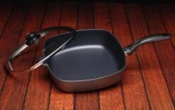 Swiss Diamond - XD Sauteuse - Poêlon Revêtement Antiadhésif - Carré - 28x28cm - Avec Couvercle - Induction -Cuisine Fournitures Magasin 1200x758 1
