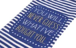 CGB Giftware Cotton Bouteille De Vin Sac « Vous Ne Devinerez Jamais Ce Que J'apporte Vous » Novelty Blue Design Rayé | De La Gamme You'll Do De CGB Giftware | Cadeau | Boisson | Boire -Cuisine Fournitures Magasin 1200x761 1