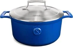 Saveur Selects Série Voyage - Cocotte En Fonte - 25 Cm - Avec Couvercle Léger Double Paroi - Blauw Classique - Convient à L'Induction - Sans PFAS - Garantie à Vie