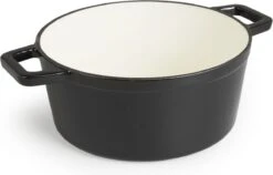 Magnani Cocotte En Fonte - Poêle à Mijoter Ronde - Marmite Émaillée - Avec Couvercle Et Anses - Zwart - Antiadhésif - ⌀ 24 X 10,5 Cm -Cuisine Fournitures Magasin 1200x769