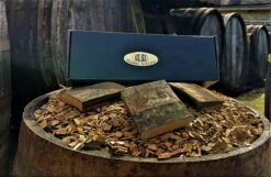 The Barrel BBQ Bottle (Box) / Cadeau Vaderdag / Édition Limited / Copeaux De Bois / Whisky Chunks / Offre De Pasen -Cuisine Fournitures Magasin 1200x783 1
