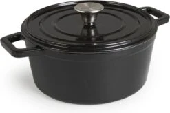 Magnani Cocotte En Fonte - Poêle à Mijoter Ronde - Marmite Émaillée - Avec Couvercle Et Anses - Zwart - Antiadhésif - ⌀ 24 X 10,5 Cm -Cuisine Fournitures Magasin 1200x796 2