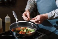 Poêle Antiadhésive Honeycomb Heavy Duty - Casserole - Wok - Avec Couvercle 30 Cm - Gaz - Electrique - Induction - Four -Cuisine Fournitures Magasin 1200x799 12