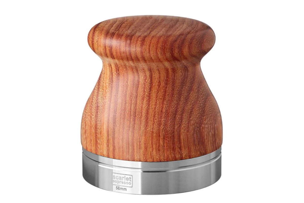 Expresso écarlate | Tamper "Comodo" Pour Barista; Avec Poignée En Bois Ergonomique De Votre Choix Et Base En Acier Inoxydable De Précision. Bois De Santal Rouge 58 Mm 3 Expresso écarlate | Tamper "Comodo" Pour Barista; Avec Poignée En Bois Ergonomique De Votre Choix Et Base En Acier Inoxydable De Précision. Bois De Santal Rouge 58 Mm – Image 3