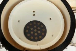 Kamado Medium Landmann Ø 45,7 Cm 18 Pouces Zwart - Avec Roulettes - Avec Thermomètre - Avec Grille De Ventilation - Barbecue Kamado - Barbecue En Céramique - Kamado Large 16 Kamado Medium Landmann Ø 45,7 Cm 18 Pouces Zwart - Avec Roulettes - Avec Thermomètre - Avec Grille De Ventilation - Barbecue Kamado - Barbecue En Céramique - Kamado Large -Cuisine Fournitures Magasin 1200x800 11