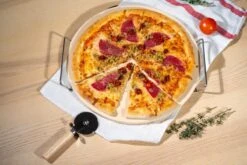 Maman Mia Pizza , 4 Pièces - Pierre à Pizza Avec Support Métallique Et La Pelle à Pizza - Pizza Brique - Pierre Pizza - Pizza Plaque - Cordiérite - 1,5 Cm D' épaisseur -Cuisine Fournitures Magasin 1200x800 203