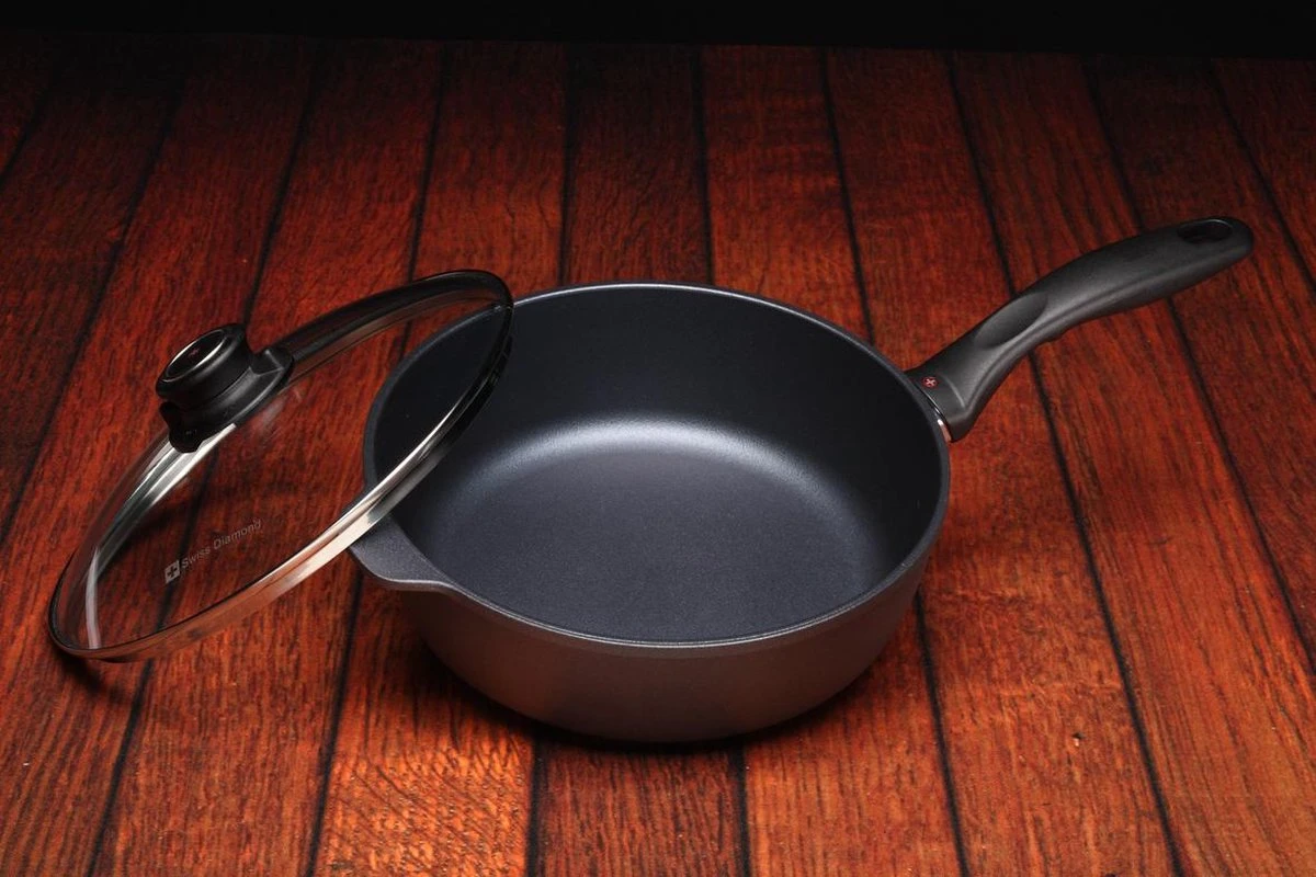 Casserole Swiss Diamond XD Avec Couvercle à Induction - Antiadhésif - Acier Inoxydable / Aluminium - Ø26 Cm - Noir 4 Casserole Swiss Diamond XD Avec Couvercle à Induction - Antiadhésif - Acier Inoxydable / Aluminium - Ø26 Cm - Noir – Image 4