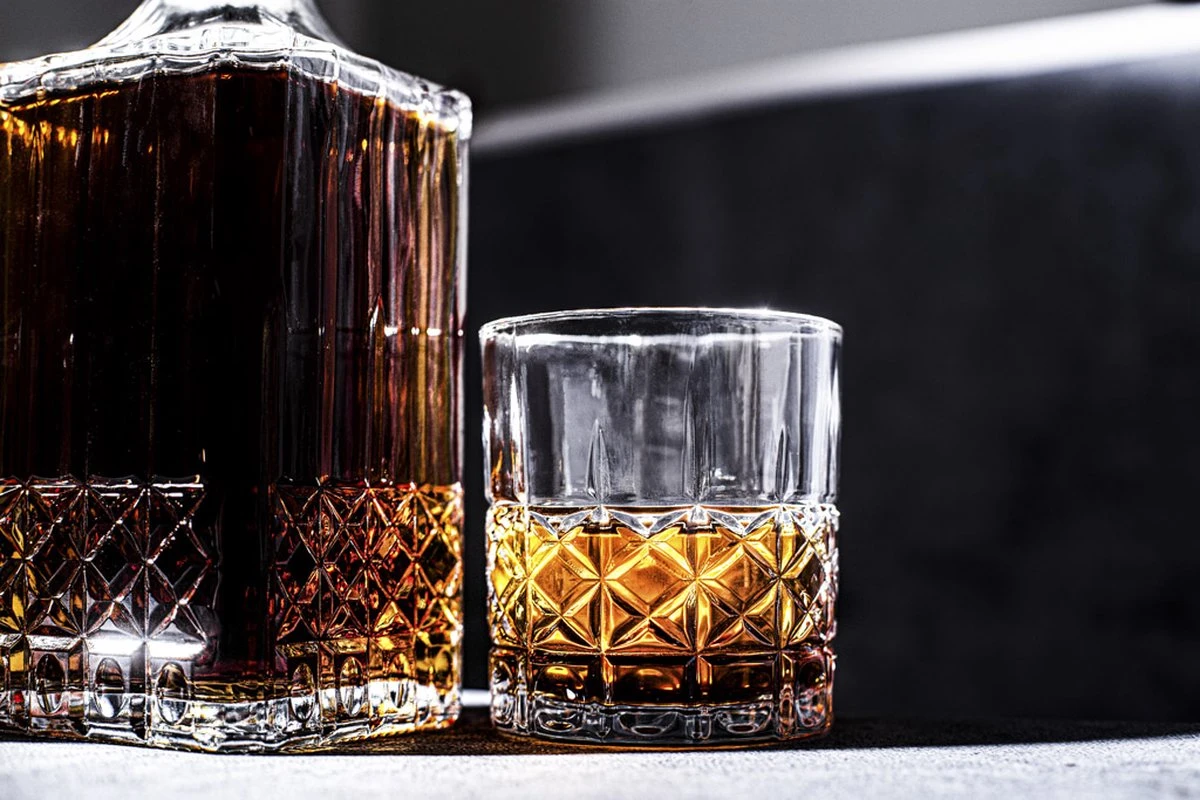 Ensemble De Carafes à Whisky De Luxe - Set à Whisky - Glas à Whisky - Verres à Whisky - 900 Ml - 5 Pièces - 1 Carafe - 4 Verres 4 Ensemble De Carafes à Whisky De Luxe - Set à Whisky - Glas à Whisky - Verres à Whisky - 900 Ml - 5 Pièces - 1 Carafe - 4 Verres – Image 4
