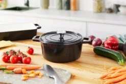 Magnani Cocotte En Fonte - Poêle à Mijoter Ronde - Marmite Émaillée - Avec Couvercle Et Anses - Zwart - Antiadhésif - ⌀ 24 X 10,5 Cm -Cuisine Fournitures Magasin 1200x800 51