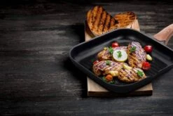 Rosmarino Black Line - Poêle à Griller - 28cm - 100% Sans PFAS & PFOA - Fonte D'aluminium - Revêtement Minéral Antiadhésif - Poignée Ergonomique - Convient à Tous Feux & Lave-vaisselle -Cuisine Fournitures Magasin 1200x800 54