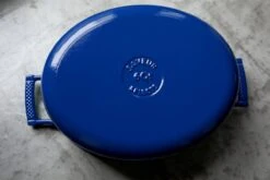 Saveur Selects Série Voyage - Casserole Ovale - 30 Cm - Avec Couvercle Léger Double Paroi - Blauw Classique - Convient À L'Induction - Sans PFAS - Garantie À Vie -Cuisine Fournitures Magasin 1200x800 66