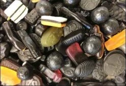 Chope à Bière - Bière Connaisseur De L'année - Rempli De Réglisse Mélangée - Cadeau Emballé Avec Un Ruban Coloré -Cuisine Fournitures Magasin 1200x814 4