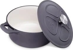Cocotte En Fonte Navaris Avec Couvercle - Faitout - Poêle émaillée - Convient Pour La Cuisson à Induction, Gaz Et Vitrocéramique - Violet Mat 12 Cocotte En Fonte Navaris Avec Couvercle - Faitout - Poêle émaillée - Convient Pour La Cuisson à Induction, Gaz Et Vitrocéramique - Violet Mat -Cuisine Fournitures Magasin 1200x824 3