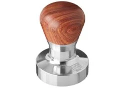 Expresso écarlate | Tamper "Passion" Pour Barista; Avec Poignée Ergonomique En PVC Ou En Bois Précieux De Votre Choix Et Base En Acier Inoxydable De Précision. Bois De Santal Rouge 53 Mm + Planche De Tige -Cuisine Fournitures Magasin 1200x857 6