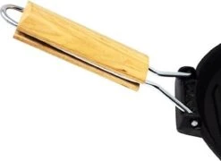 Poêle à Griller Klarstein Retinta - Poêle à Frire - Poêle à Steak - Fonte Avec Manche En Bois Rabattable - Surface De Rôtissage Nervurée -Cuisine Fournitures Magasin 1200x873 2