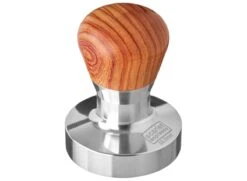 Expresso écarlate | Tamper "Passion" Pour Barista; Avec Poignée Ergonomique En PVC Ou En Bois Précieux De Votre Choix Et Base En Acier Inoxydable De Précision. Bois De Santal Rouge 58,5 Mm + Planche De Tige -Cuisine Fournitures Magasin 1200x880 4