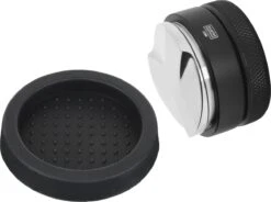 Expresso écarlate | Distributeur "Grande TRE" Pour Barista; Pour Une Extraction Parfaite Avec Des Machines De Sérigraphie; Des Tailles Différentes; à Toute épreuve. Zwart 58 Mm + Planche De Tige 17 Expresso écarlate | Distributeur "Grande TRE" Pour Barista; Pour Une Extraction Parfaite Avec Des Machines De Sérigraphie; Des Tailles Différentes; à Toute épreuve. Zwart 58 Mm + Planche De Tige -Cuisine Fournitures Magasin 1200x896 4