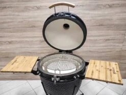Série Evolve Econ - Barbecue Kamado 24" / 61 CM / XXL - Avec étagères De Table En Bois - Accessoires Gratuits Inclus - Parois En Céramique - Forme D'œuf - Chaleur Directe + Chaleur Indirecte - Ventilation Professionnelle - Thermomètre Intelligent -Cuisine Fournitures Magasin 1200x898 1