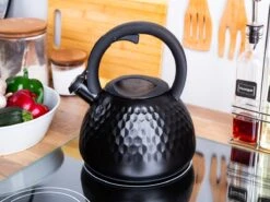 Bouilloire à Sifflet En Acier Inoxydable Altom Design 2,7L - Bouilloire à Sifflet Design Rétro - Convient à L'induction - Convient à Toutes Les Sources De Chaleur - Zwart 5 Bouilloire à Sifflet En Acier Inoxydable Altom Design 2,7L - Bouilloire à Sifflet Design Rétro - Convient à L'induction - Convient à Toutes Les Sources De Chaleur - Zwart -Cuisine Fournitures Magasin 1200x900 10