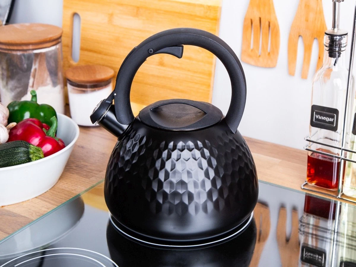 Bouilloire à Sifflet En Acier Inoxydable Altom Design 2,7L - Bouilloire à Sifflet Design Rétro - Convient à L'induction - Convient à Toutes Les Sources De Chaleur - Zwart 3 Bouilloire à Sifflet En Acier Inoxydable Altom Design 2,7L - Bouilloire à Sifflet Design Rétro - Convient à L'induction - Convient à Toutes Les Sources De Chaleur - Zwart – Image 3