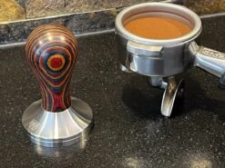 Expresso écarlate | Tampon "classic Colorato", Tampon Expresso élégant Avec Poignée Ergonomique En Bois Précieux Coloré, Pour Un Expresso Parfait, Barista Multi 58 Mm + Planche à Tamponner -Cuisine Fournitures Magasin 1200x900 130